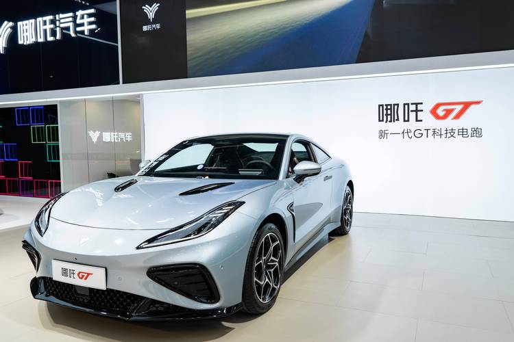 惠州14哪吒汽车在智能汽车领域的表现，领途汽车在新能源汽车市场中的影响力